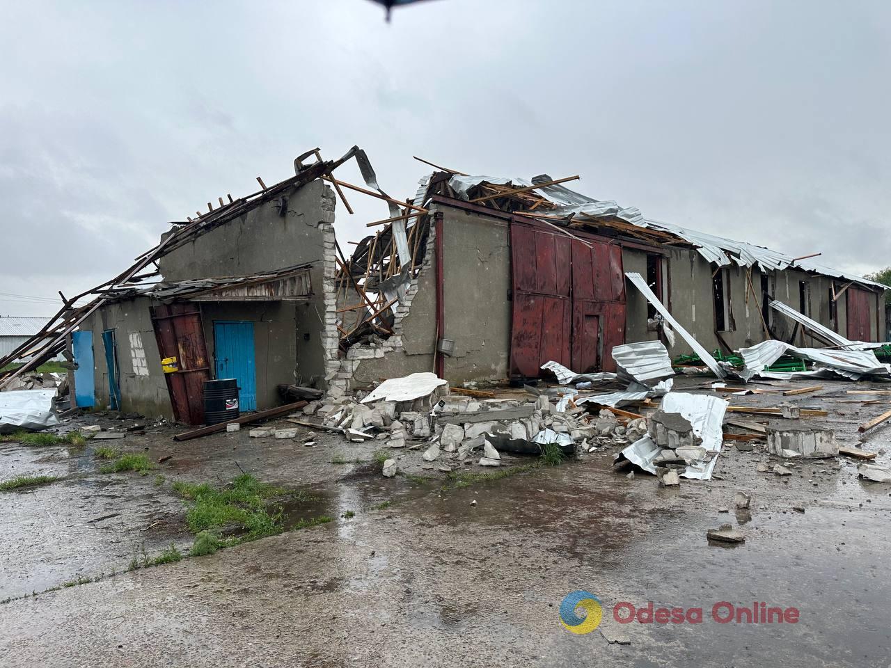 Згоріла техніка та потрощені будівлі: наслідки нічної атаки на Одещину (фото)
