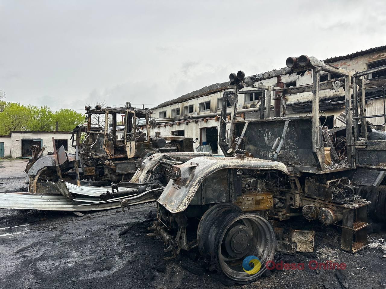 Сгоревшая техника и разрушенные здания: последствия ночной атаки на Одесскую область (фото)