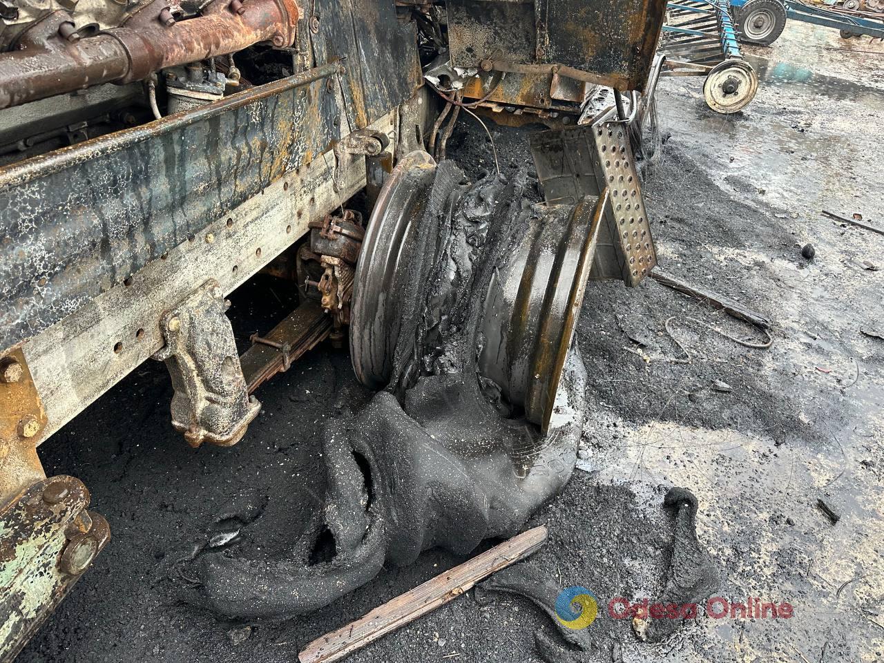 Згоріла техніка та потрощені будівлі: наслідки нічної атаки на Одещину (фото)