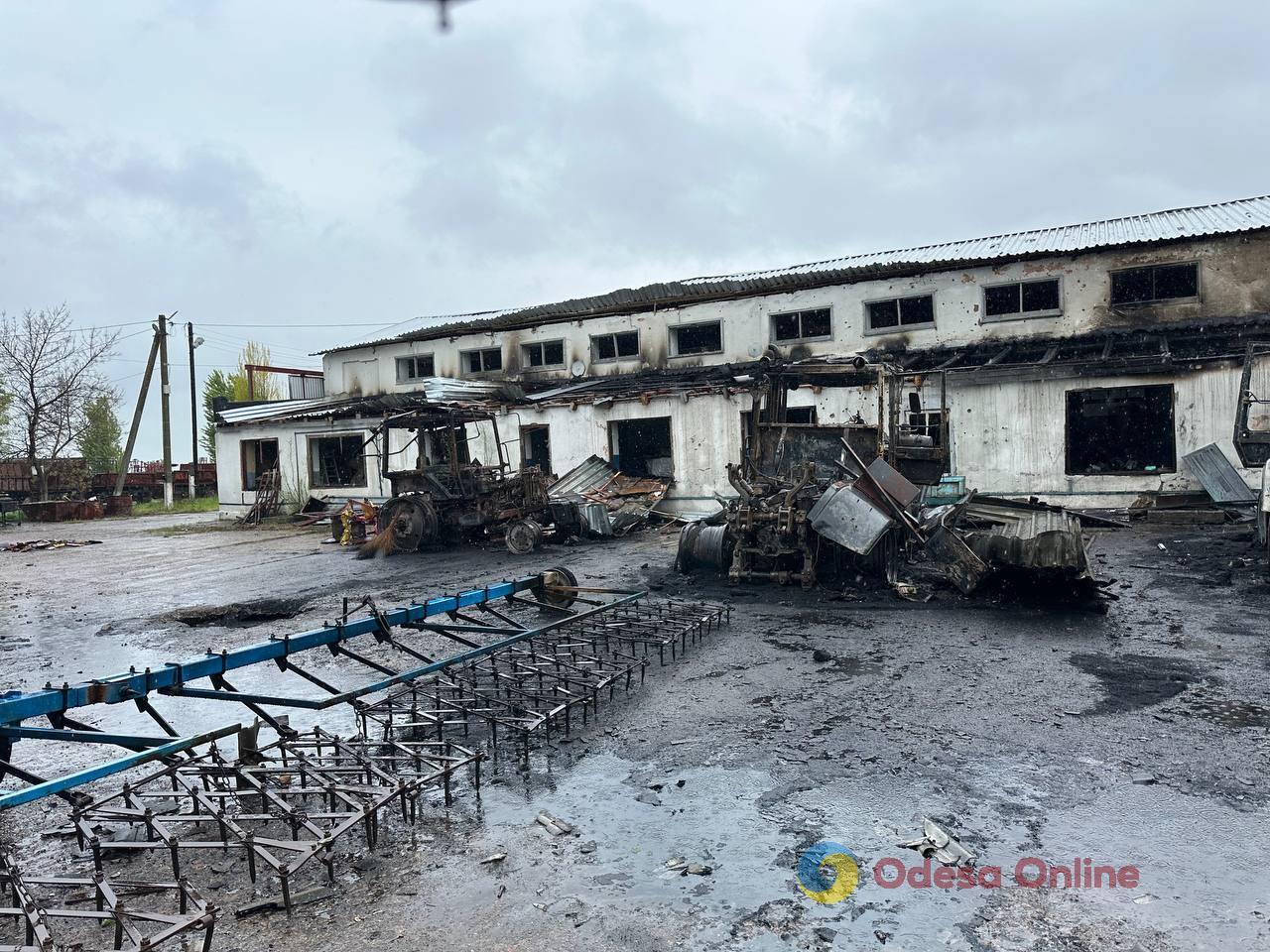 Сгоревшая техника и разрушенные здания: последствия ночной атаки на Одесскую область (фото)