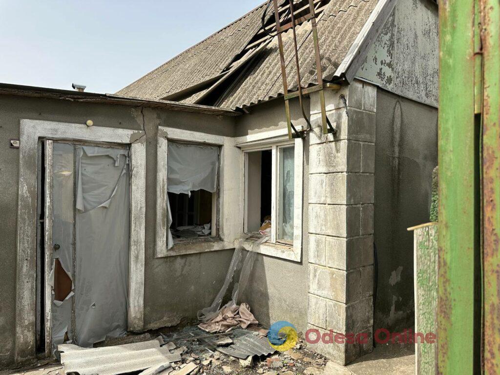 Наслідки ранкового «прильоту»: вибиті вікна, зірвані дахи (фоторепортаж)
