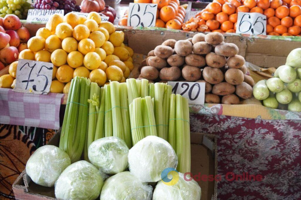 Полуниця, картопля та сало: суботні ціни на одеському Привозі
