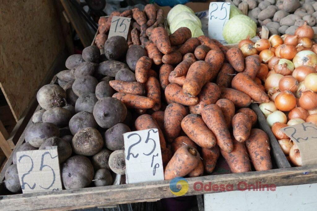 Клубника, картофель и сало: субботние цены на одесском Привозе