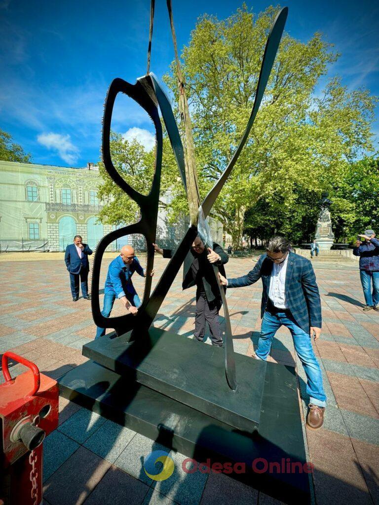 «EPIPHANY»: на Думській площі відкрили експозицію, зроблену з куль (фото, відео)