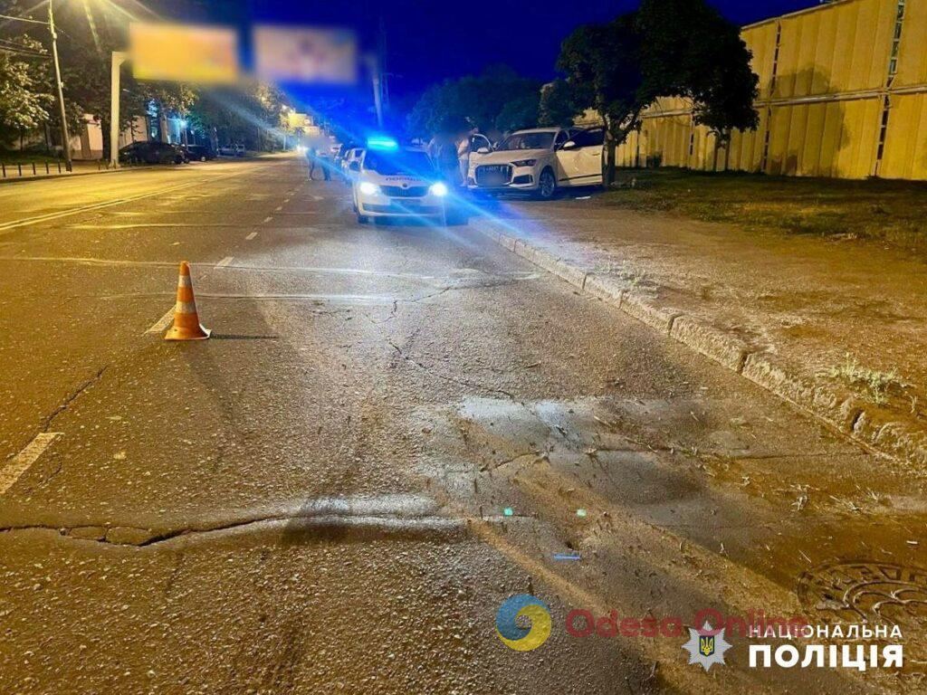 В Одессе водитель Audi выехал на тротуар и сбил двух девушек
