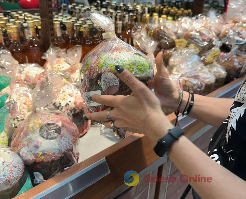 Паски, кошики та свічки: огляд цін в одеських супермаркетах (фоторепортаж)