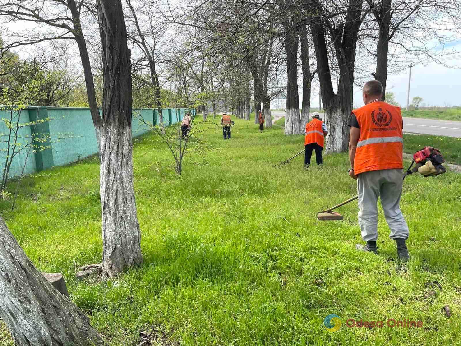 Одеські комунальники наводять лад на кладовищах