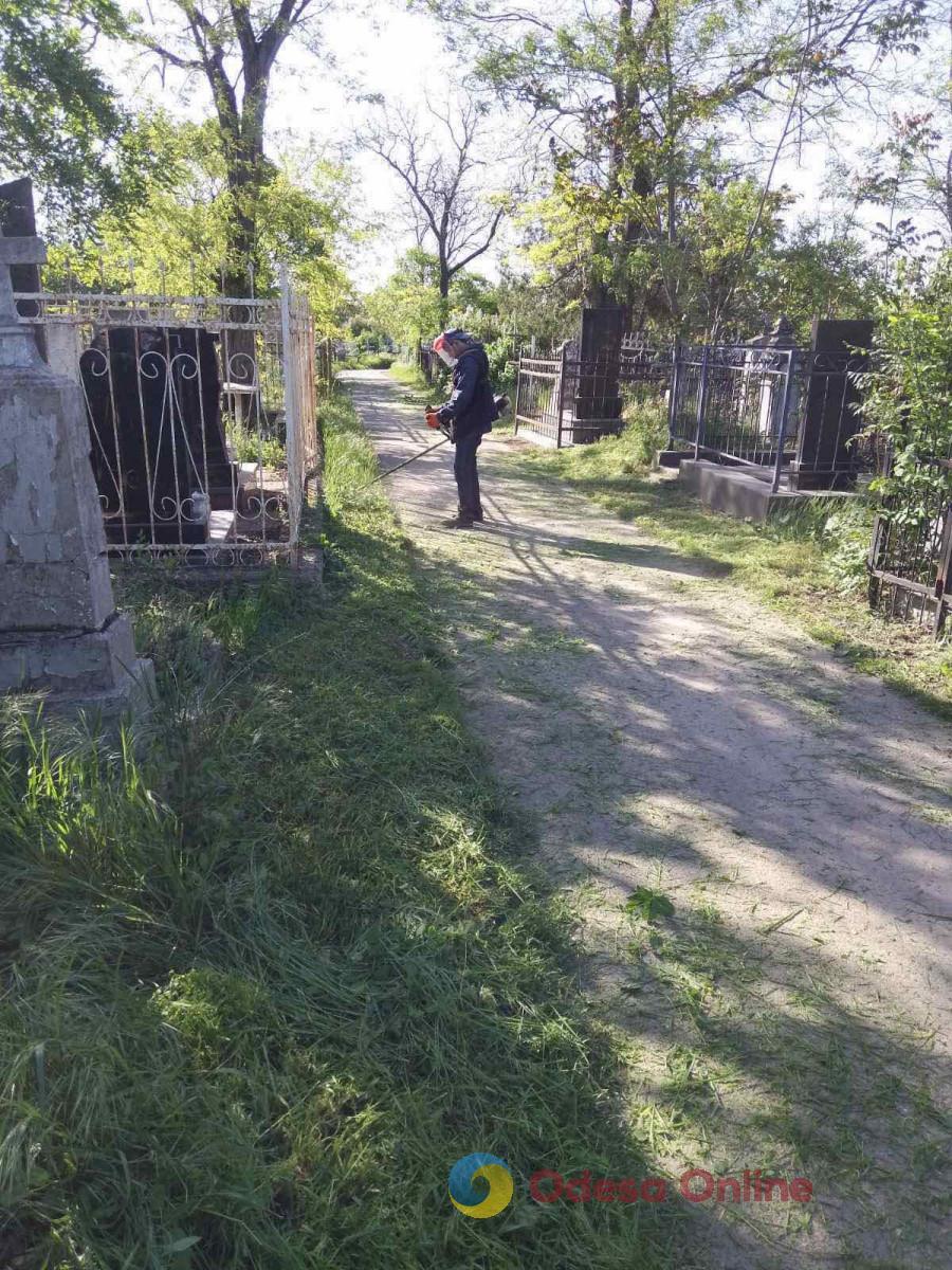 Одеські комунальники наводять лад на кладовищах