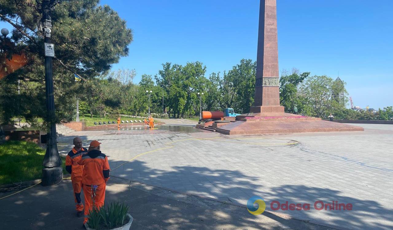 Одесские коммунальщики убрались на Аллее Славы