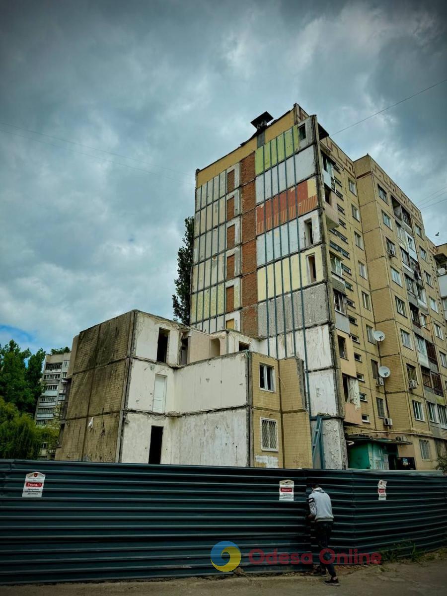 У пошкодженій «шахедом» одеській багатоповерхівці на Добровольського завершили демонтажні роботи