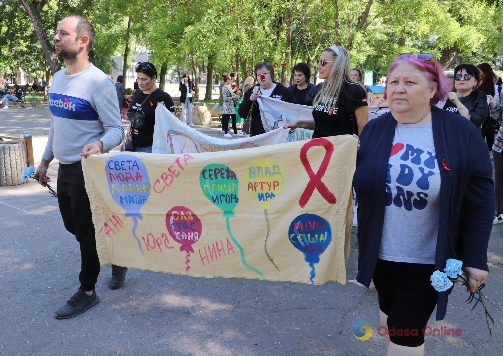 Одесса: в Старобазарном сквере провели акцию памяти людей, которые умерли от СПИДа