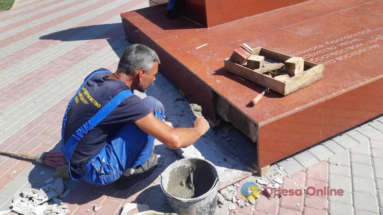 В Одесі відновлюють пошкоджені вандалами пам’ятники