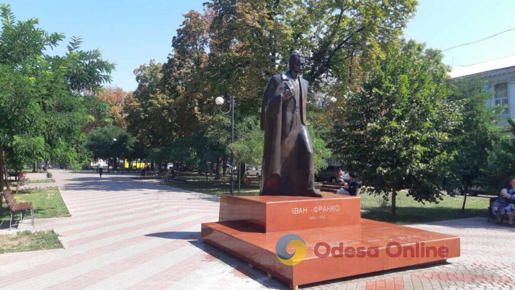 В Одессе восстанавливают поврежденные вандалами памятники
