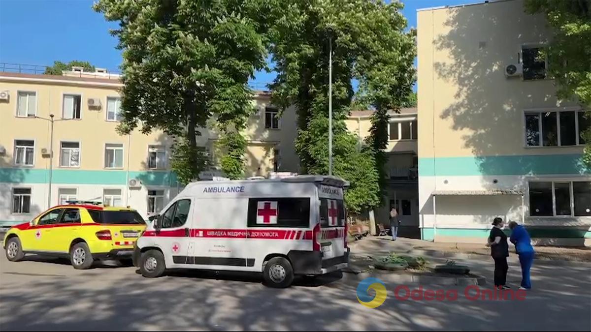 Постраждале внаслідок російського обстрілу подружжя поїхало з одеської лікарні доліковуватися до Сум