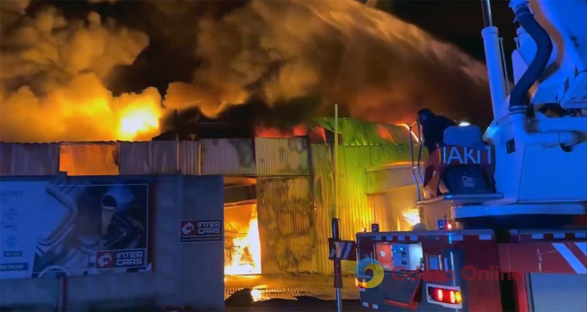 Рятувальники показали, як гасили пожежу в Одесі після ракетного удару 1 травня