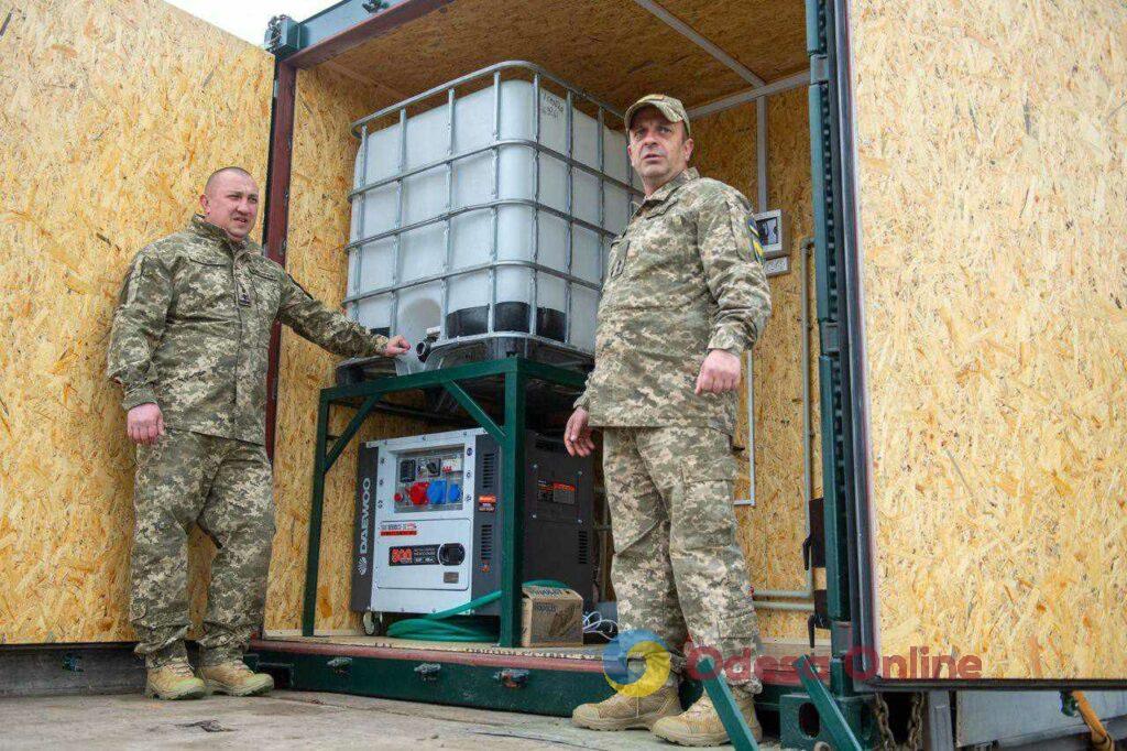 Допомога фронту: волонтери громадської організації «Вільні та вірні» передали військовим сучасні лазневі комплекси