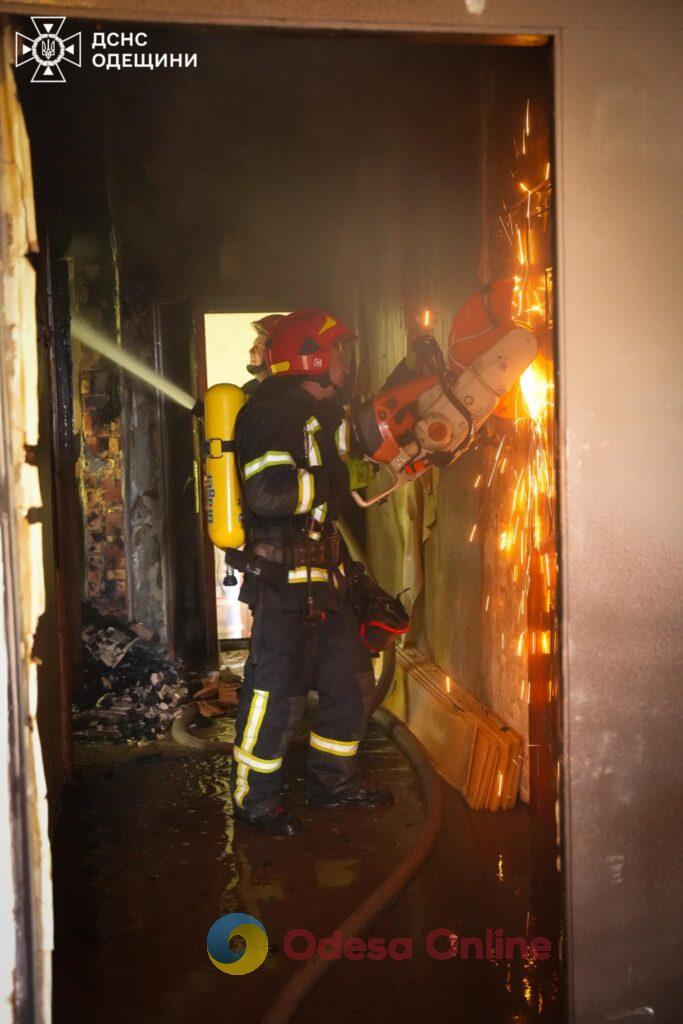 В центре Одессы горела квартира в трехэтажном жилом доме (фото, видео)