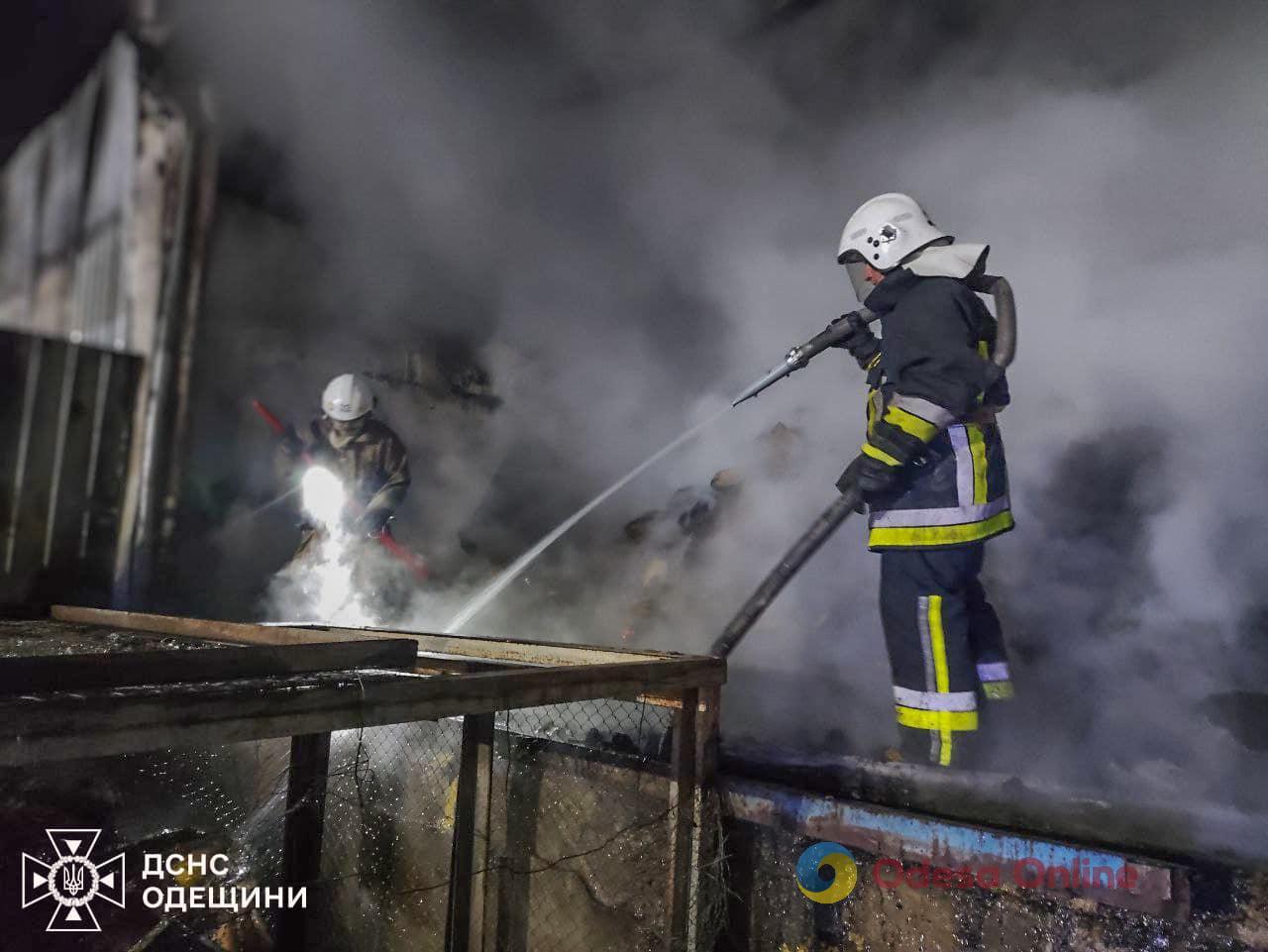 В Одесской области три часа тушили пожар на складе (фото)