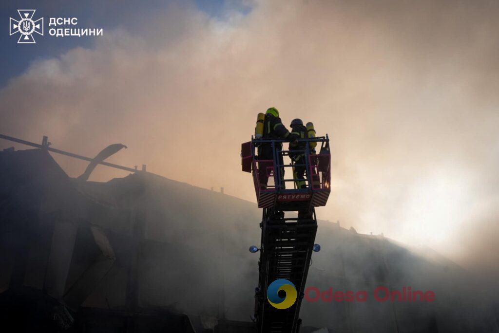 Одеські рятувальники показали, як ліквідовують наслідки ворожої атаки (фото, відео)