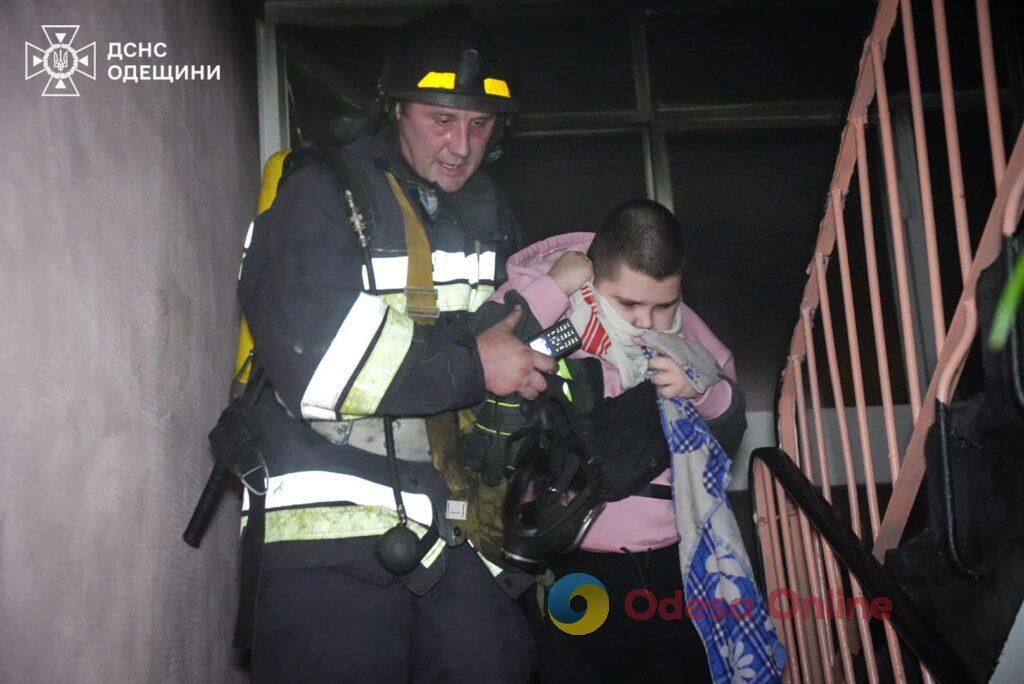 В Одессе тушили пожар в квартире на Бугаевской