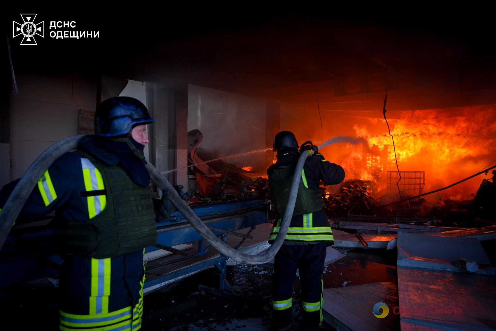 Одеські рятувальники показали, як ліквідовують наслідки ворожої атаки (фото, відео)