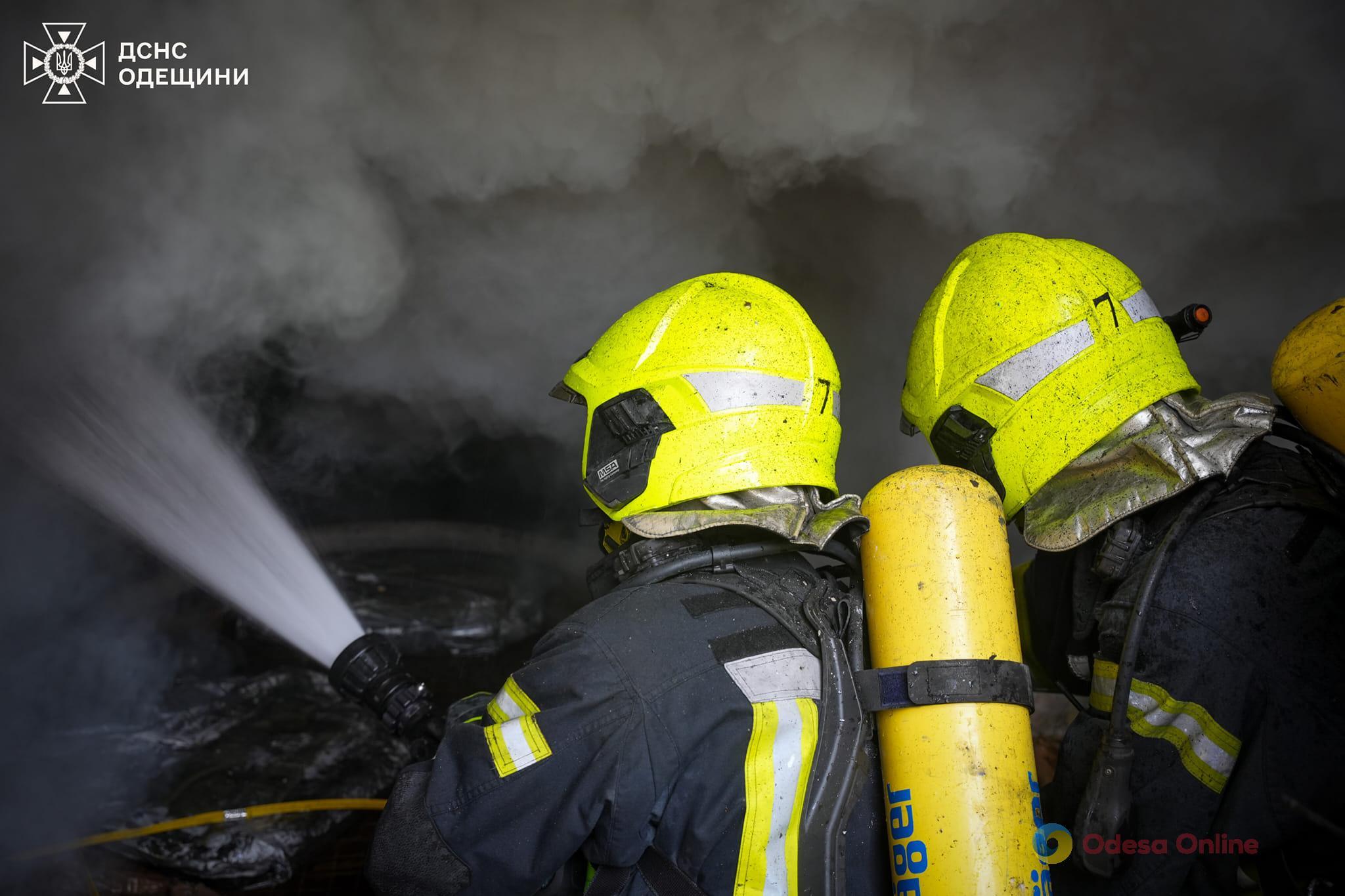 Огонь охватил 300 квадратных метров: в Одессе гасили пожар на складе