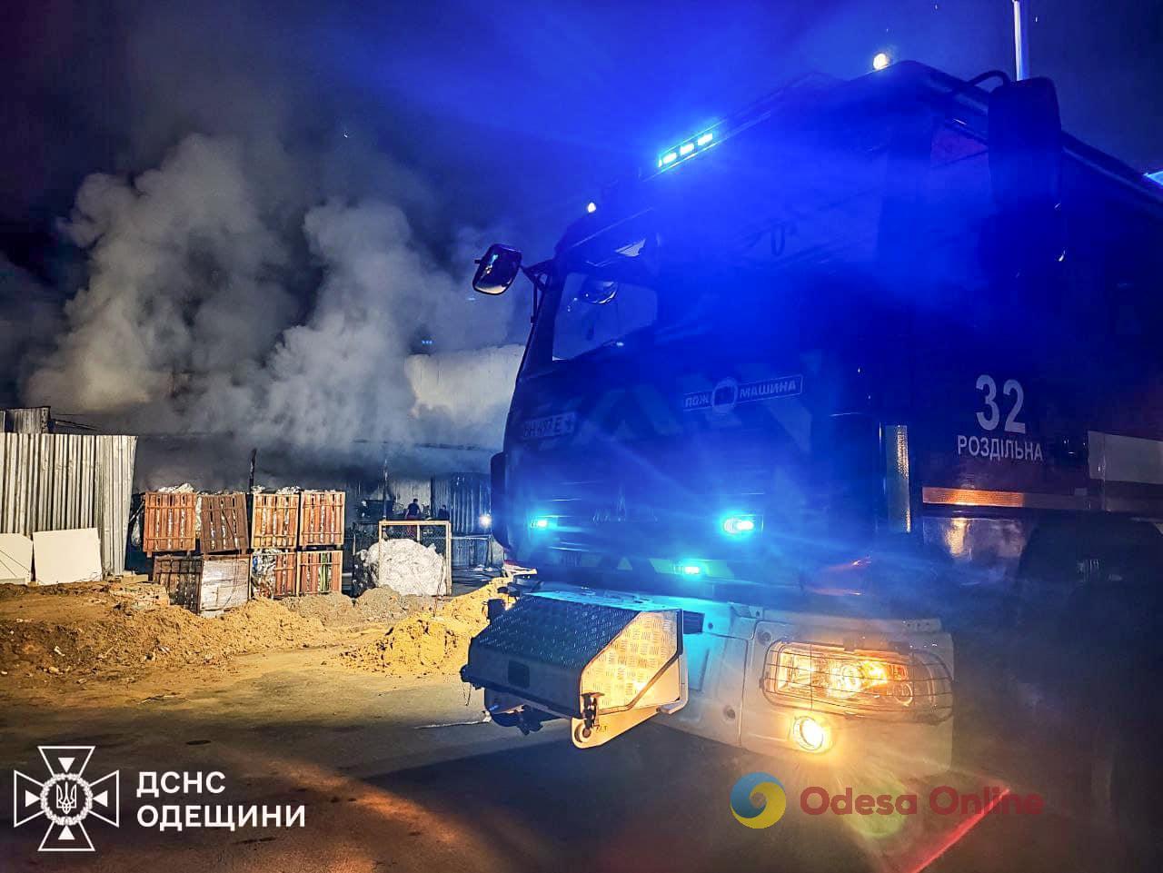 В Одесской области три часа тушили пожар на складе (фото)