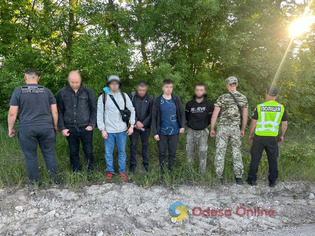 Одеські прикордонники зупинили три автівки з військовозобов’язаними чоловіками