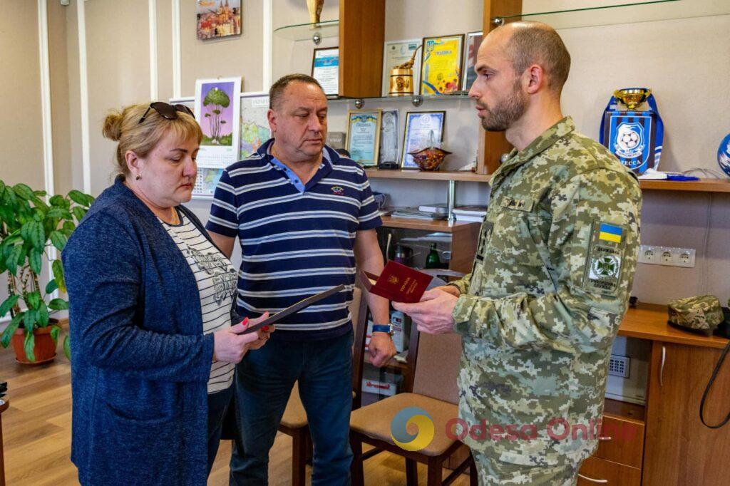 В Одессе матери погибшего пограничника вручили орден «За мужество»