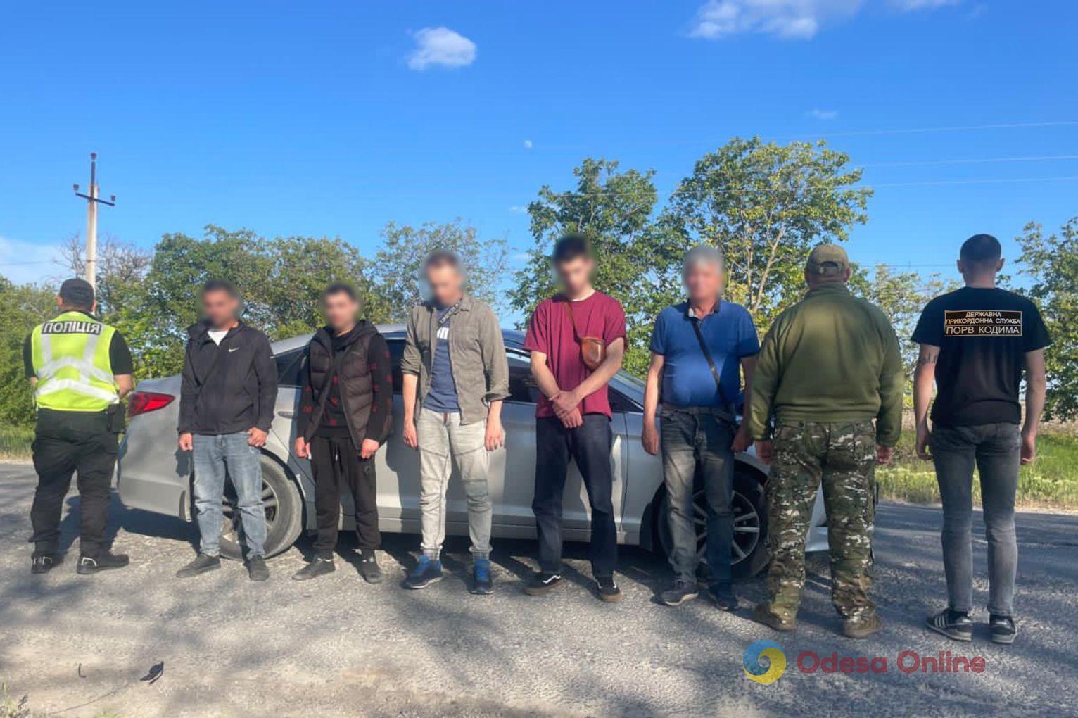 Одесские пограничники остановили три автомобиля с военнообязанными мужчинами