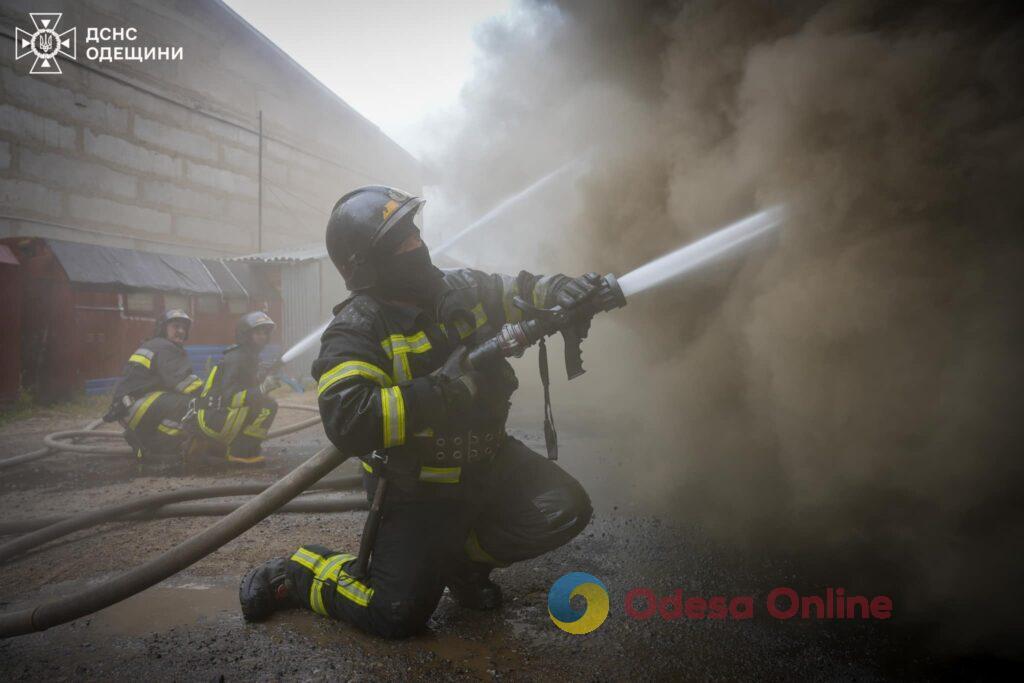 Масштабный пожар в Одессе: в Аэропортовском переулке горел склад с обувью (фото, видео)