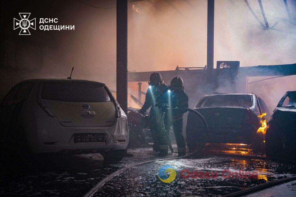 В Одессе дотла сгорело несколько автомобилей и крыша здания (фото, видео)