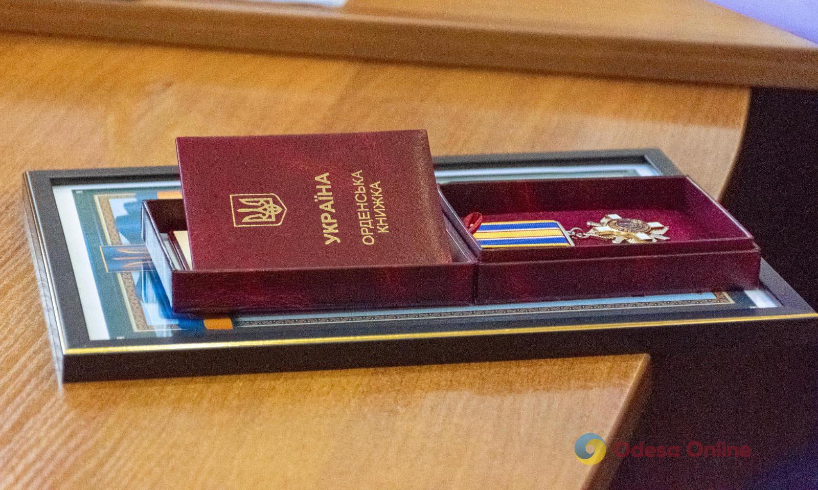В Одессе матери погибшего пограничника вручили орден «За мужество»