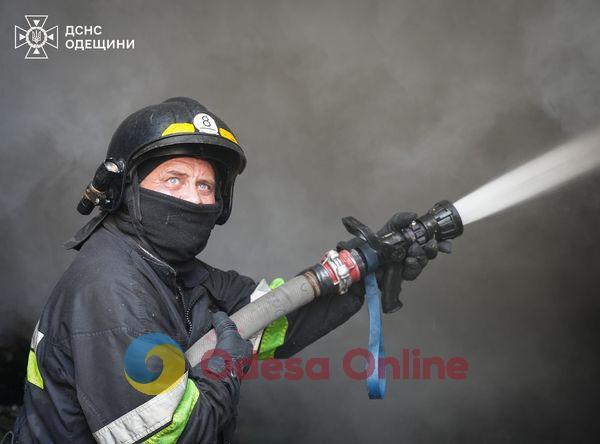 Вогонь охопив 300 квадратних метрів: в Одесі гасили пожежу на складі