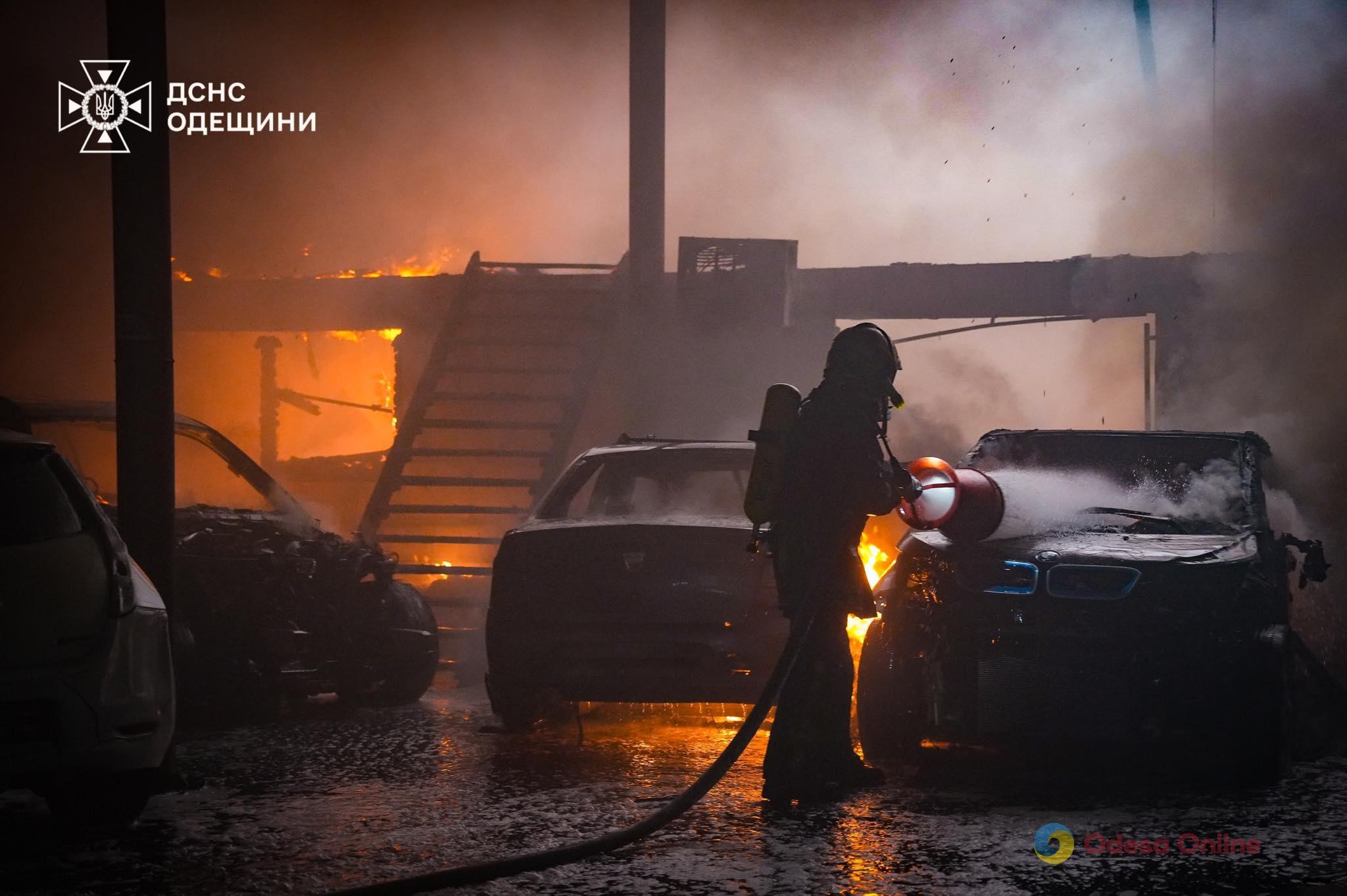 В Одесі вщент згоріли кілька автомобілів та дах будівлі (фото, відео)