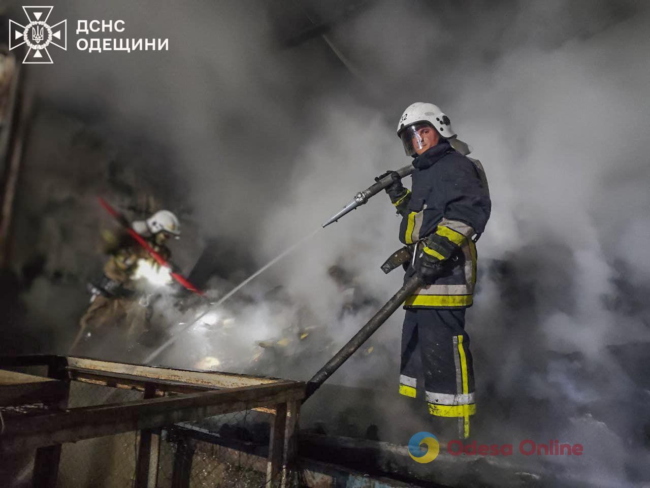 На Одещині три години гасили пожежу на складі (фото)