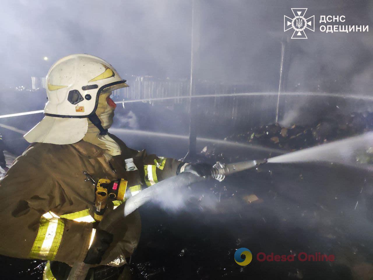 На Одещині три години гасили пожежу на складі (фото)