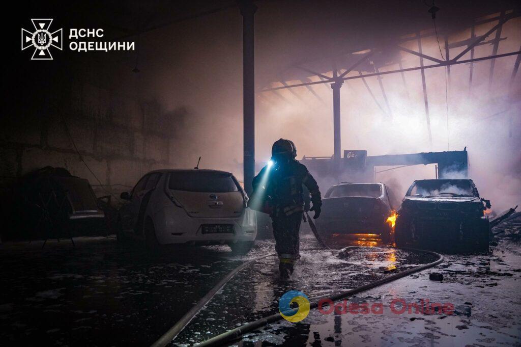В Одессе дотла сгорело несколько автомобилей и крыша здания (фото, видео)