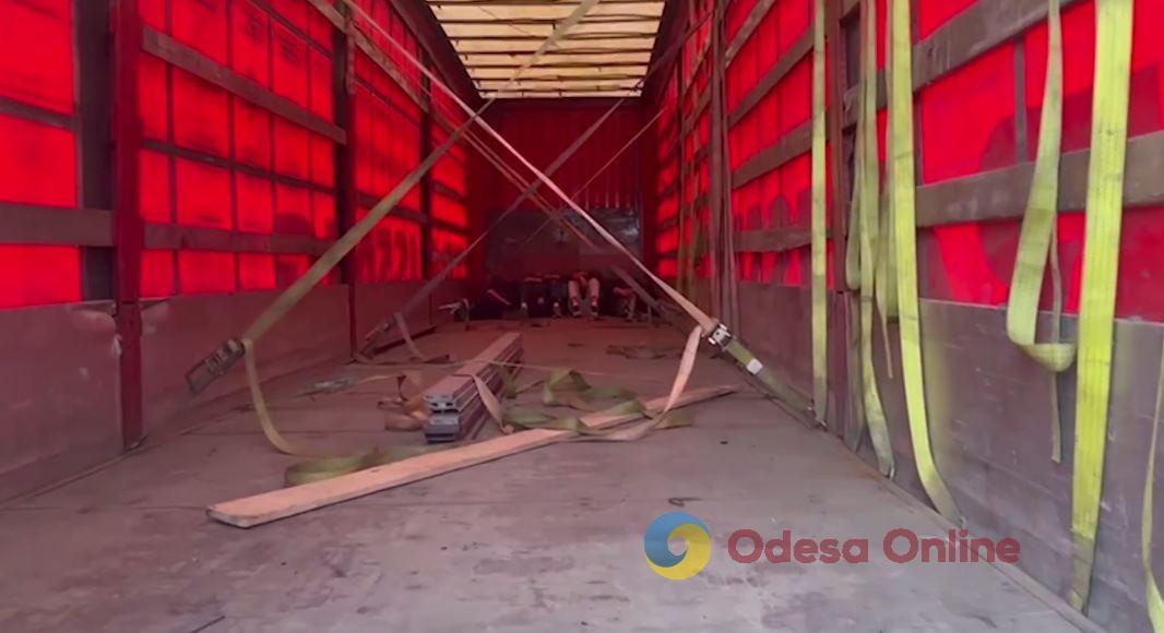 Одеські прикордонники затримали чотирьох чоловіків, які переховувались у причепі вантажівки (відео)