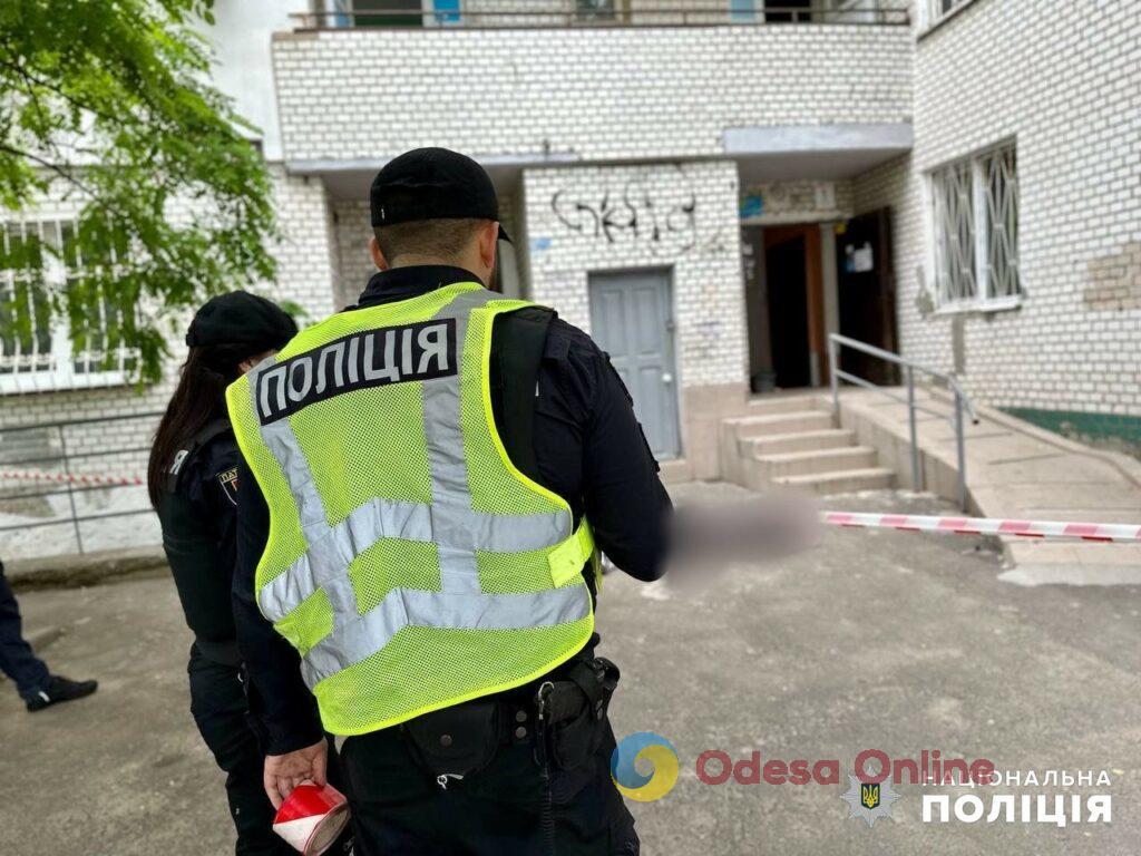 В Одессе домашний тиран попытался зарезать жену и ребенка после чего покончил с собой