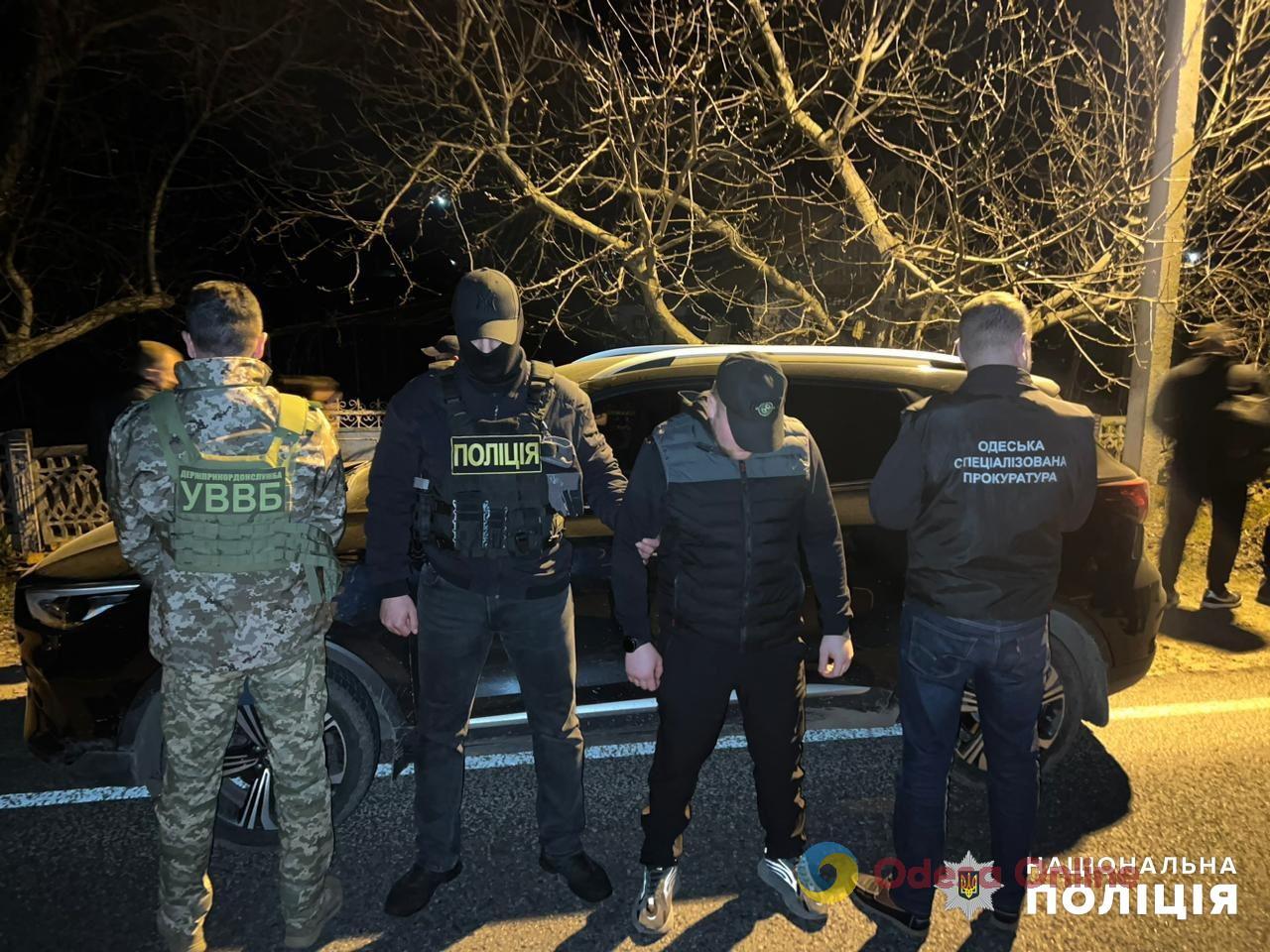 Двое жителей Одесской области подозреваются в организации схемы выезда мужчин за границу