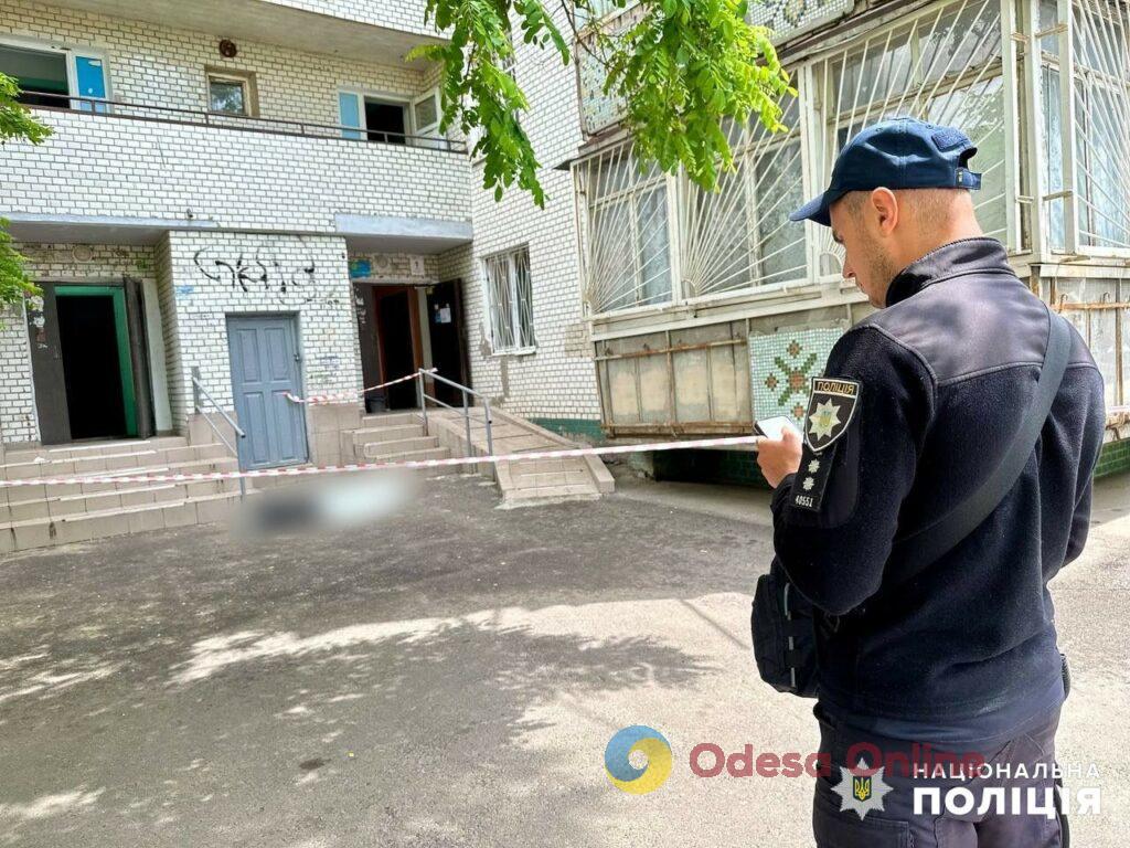 В Одесі домашній тиран намагався зарізати дружину і дитину після чого наклав на себе руки