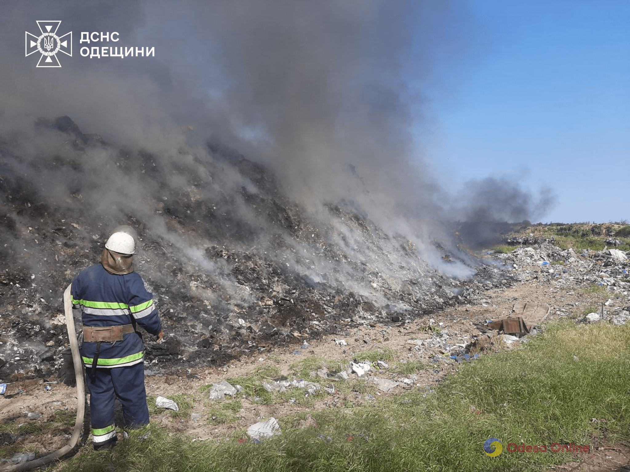 На Одещині більше шести годин гасили пожежу на сміттєзвалищі (фото)