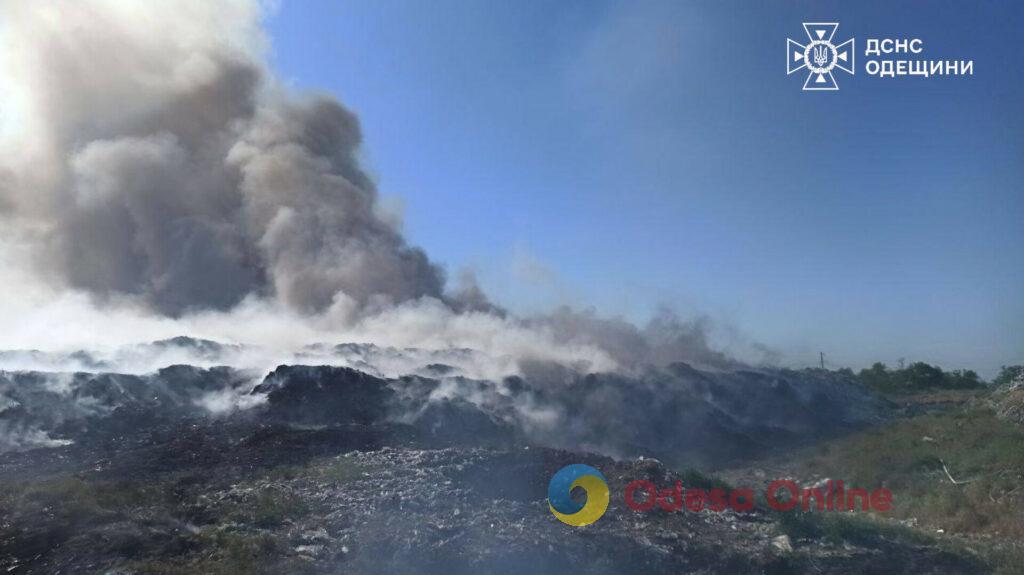 На Одещині гасили масштабну пожежу на звалищі