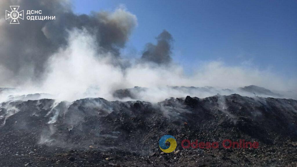 В Одесской области тушили масштабный пожар на свалке