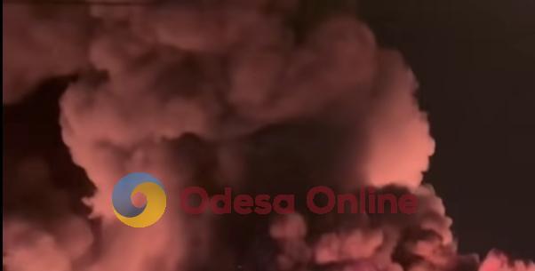 Росіяни поцілили ракетою по сортувальному депо та відділенню “Нової пошти” в Одесі: в компанії зробили заяву