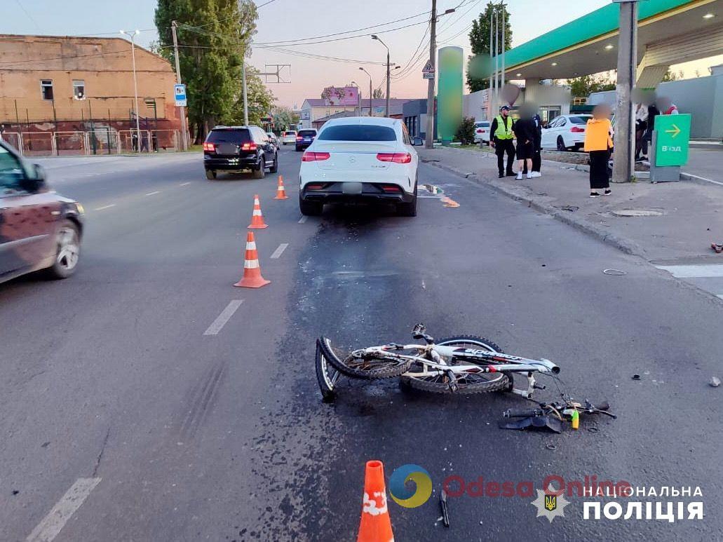 П’яний за кермом: в Одесі Mercedes виїхав на тротуар та збив велосипедиста