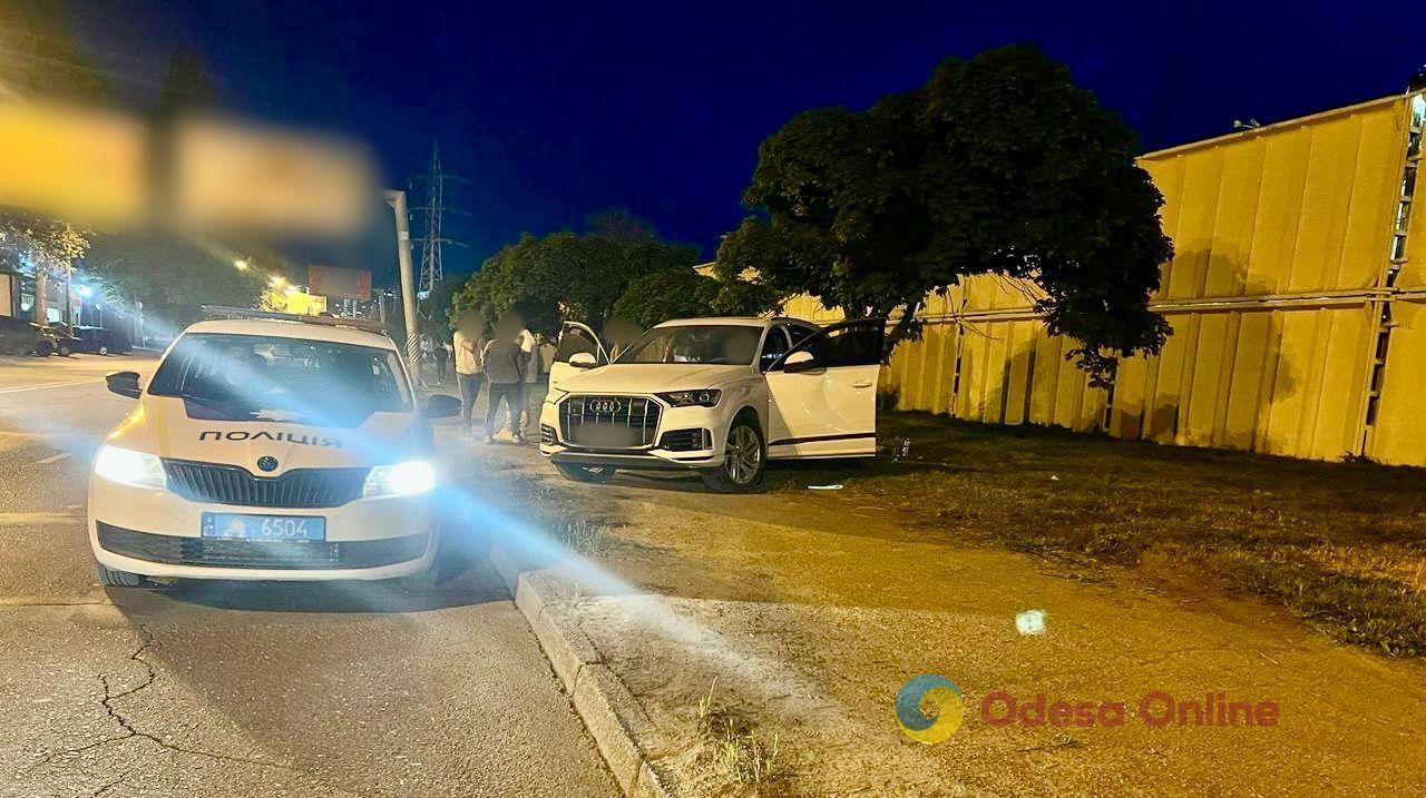 В Одессе водитель Audi выехал на тротуар и сбил двух девушек