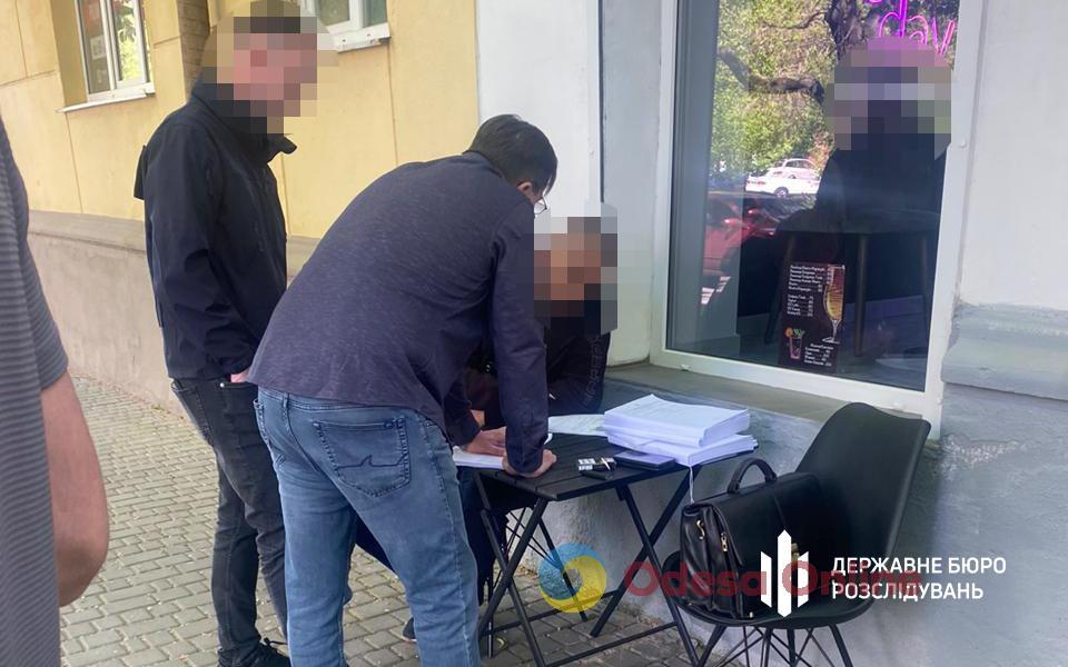 В Одесской области задержали правоохранителей, которые взяли взятку военным имуществом