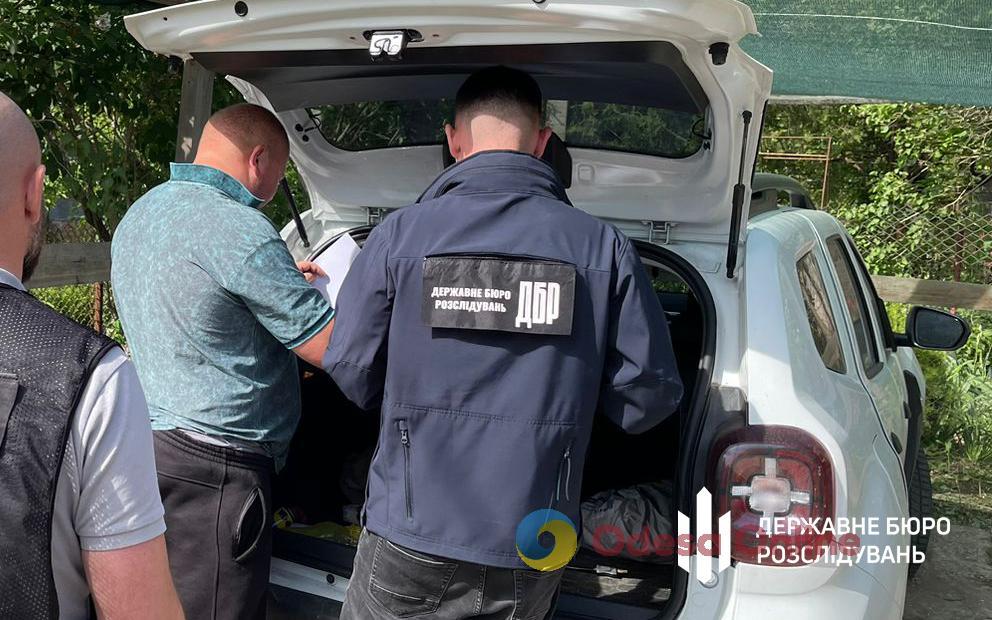 В Одесской области задержали правоохранителей, которые взяли взятку военным имуществом